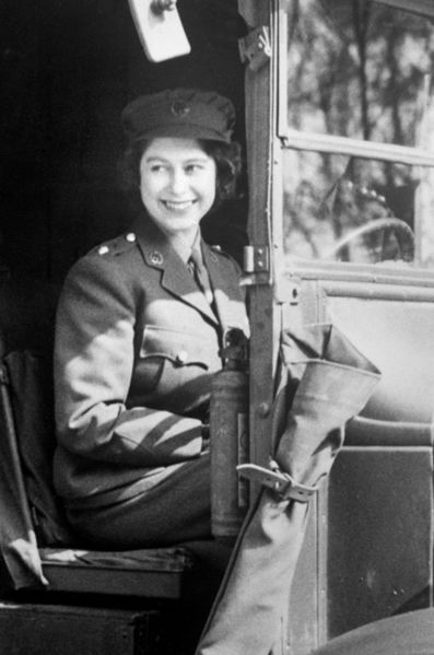La princesse elizabeth dans son ambulance militaire en 1945